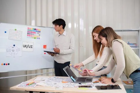 Creative designer team leader presentation on application design and ux ui Foto stock