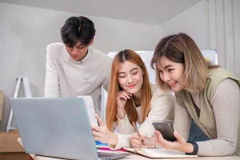 Creative designer team meeting on application design and ux ui usability 스톡 사진