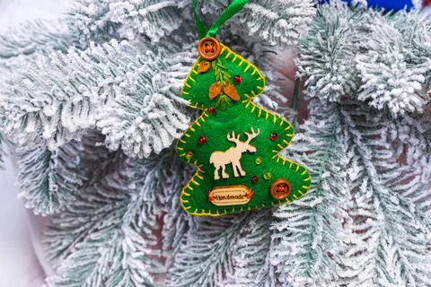 Creative diy craft hobby. Making handmade craft christmas ornaments and bal.. Foto stock