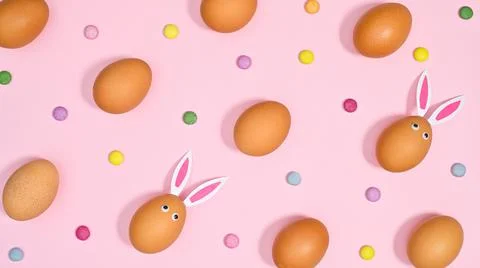 Creative Easter pattern with natural creative eggs on pastel pink background. 스톡 사진