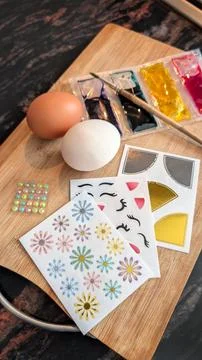 Creative Egg Decoration Craft Kit With Paints Stickers And Brush On Board Foto stock