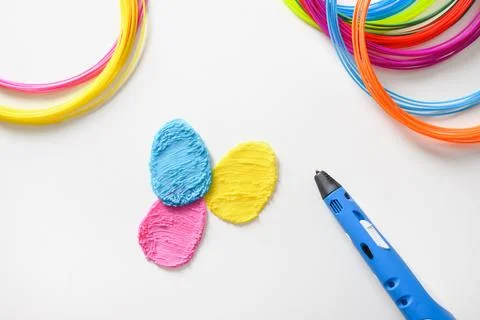 Creative eggs of plastic filaments for Easter holiday by 3D pen. Foto stock
