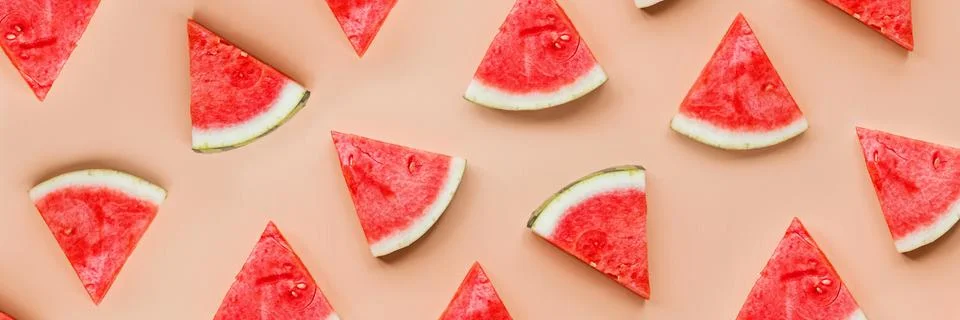 Creative flat lay top view of fresh watermelon slices on orange table backgro Foto stock