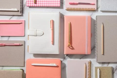 Creative flat lay of workspace desk with neatly arranged various coral, grey Stock-Fotos