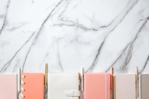 Creative flat lay of workspace desk with neatly arranged various coral, grey Stock-Fotos