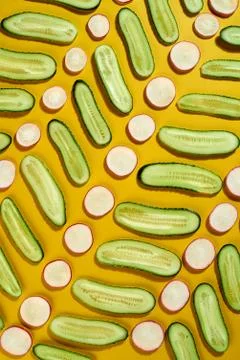 Creative fresh vegetable pattern - spring seasonal vegetables radish and Foto stock