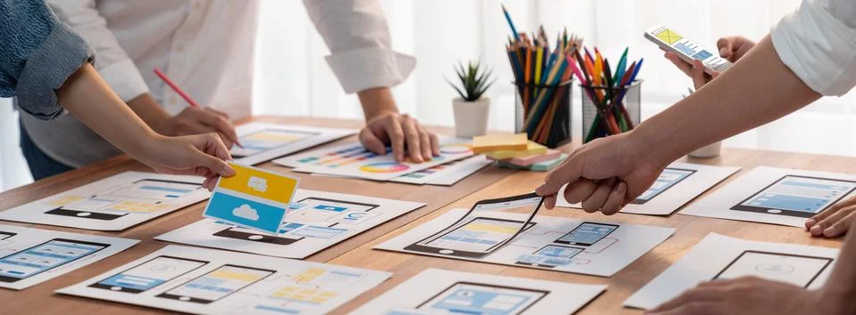 Creative front-end developer brainstorming UI design. Scrutinize 스톡 사진