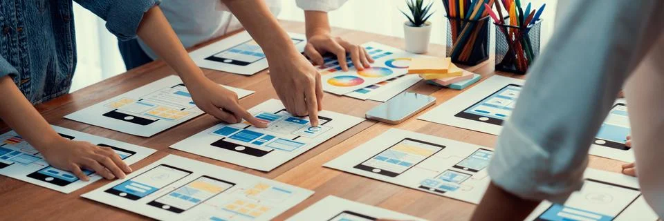 Creative front-end developer brainstorming UI design. Scrutinize 스톡 사진