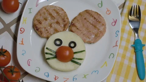 Creative fun food for kids - mouse muzzle of two chicken steaks and mashed 스톡 동영상 75054567