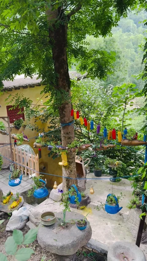 Creative garden decoration in a lush forest, panning shot from right to left Vídeos de archivo 336848881
