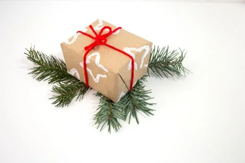 Creative gift wrap brown paper with white stars from folded toilet paper ro.. Foto stock