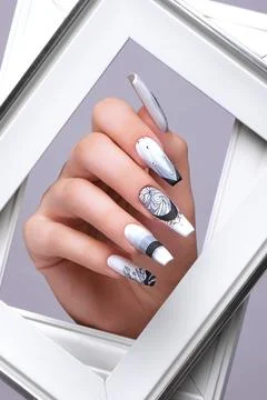 Creative gradient design of nails on female hands. Art manicure. Foto stock