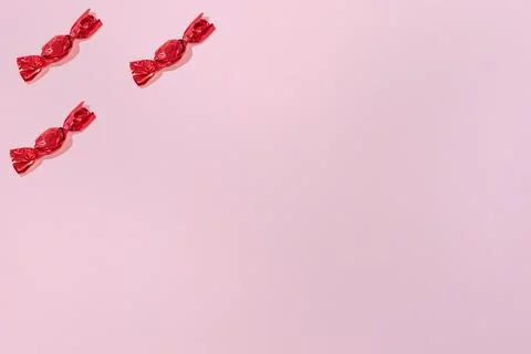 Creative Holiday Pattern Red Chocolates on Pink Background copy space for tex 스톡 사진