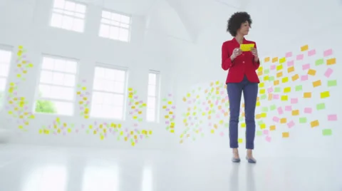 Creative individual brainstorming ideas and concepts Vídeos de archivo 32942998