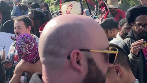 Creative intricate bong hat helmet at pot parade weed marijuana day New York NYC Vidéo 239379559