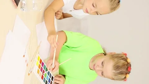 Creative kids explore painting techniques in a colorful art session Vídeo Stock 296332405
