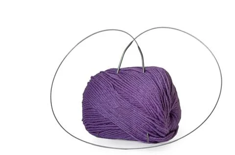 Creative knitting session begins with a vibrant purple yarn and needles wai.. Stock-Fotos