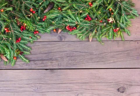 Creative layout of Christmas tree branches with cones, red berries and a pape Foto stock