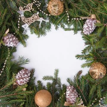 Creative layout of Christmas tree branches with cones, space for text. Concep Foto stock