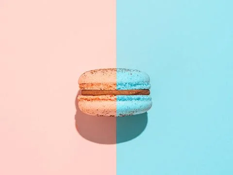 Creative layout macaron on duotone background Creative layout with macaron... Fotos Stock
