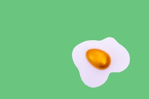 Creative layout made of scrambled eggs with decorated golden Easter eggs on a Foto stock