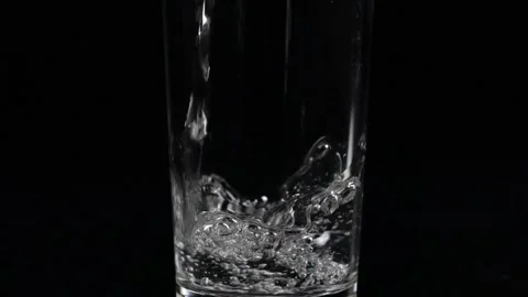 Creative macro slow motion video of white wine pouring into a glass. Soda ble Video stock 265846588
