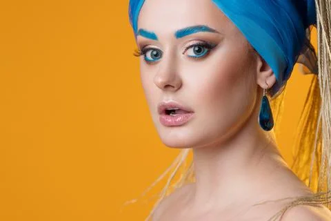 Creative makeup with bright blue eyebrows and blue eyeliner, Foto stock