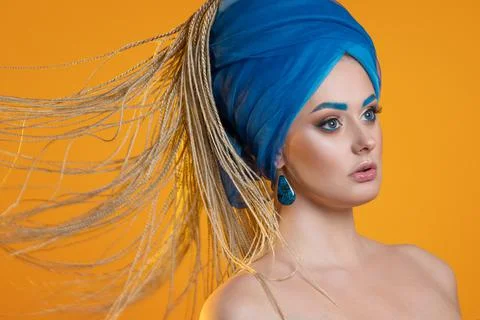 Creative makeup with bright blue eyebrows and blue eyeliner, Foto stock