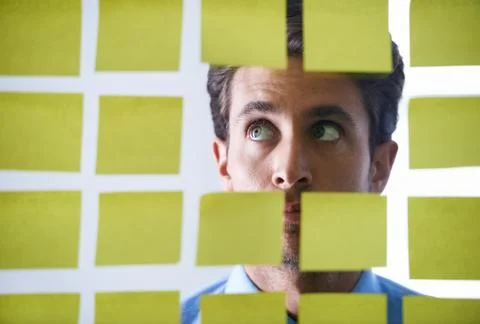 Creative man, face and thinking in sticky note for schedule brainstorming or Foto stock