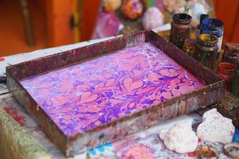 Creative marbling process in a vibrant art studio Foto stock