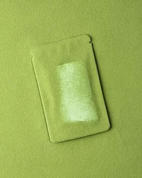 Creative matcha powder mockup with a pouch shape revealed by a masked area, Stock-Fotos