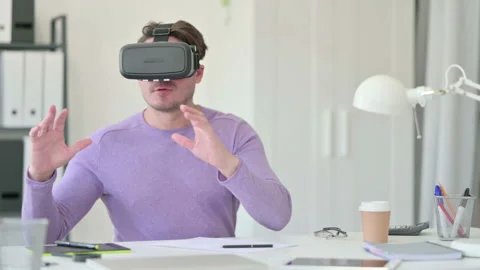 Creative Middle Aged Man Wearing VR Headset in Office 스톡 동영상 143570108