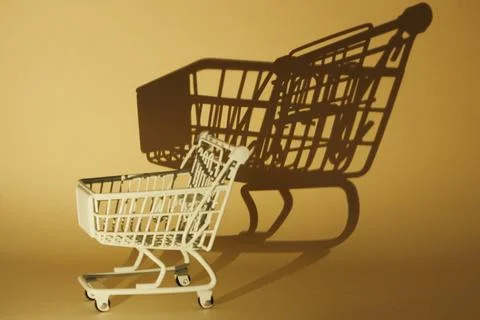 A creative minimalist shot of a small wire supermarket trolley. The lighting  Foto stock