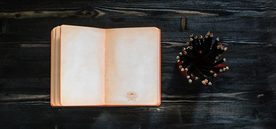 Creative notepad and pencils flat lay top view Foto stock