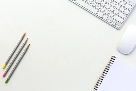 Creative Office Bright Table with Computer Keyboard Mouse Notepad and Color Foto stock