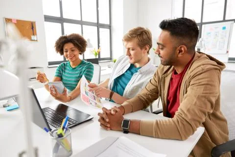 Creative office workers discussing user interface Foto stock