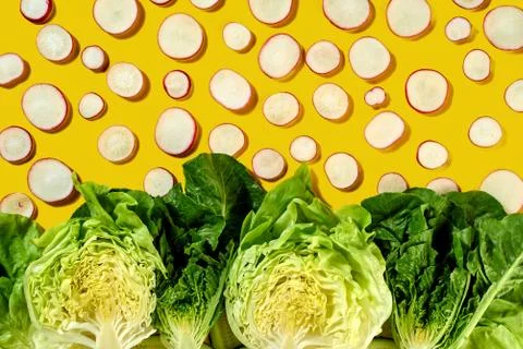 Creative organic pattern from clices of radish and green halves of diferent Stockfoto's