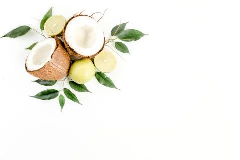 Creative pattern made of summer tropical fruits: coconut, lime and leaves ficus Foto stock