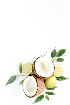 Creative pattern made of summer tropical fruits: coconut, lime and leaves ficus Foto stock