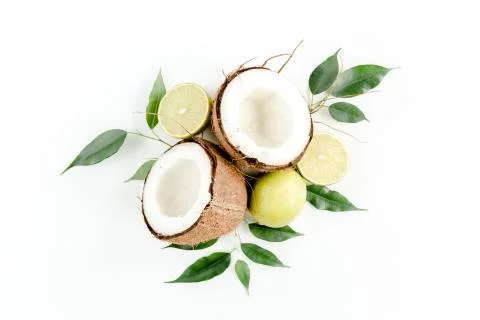 Creative pattern made of summer tropical fruits: coconut, lime and leaves ficus Foto stock