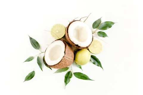 Creative pattern made of summer tropical fruits: coconut, lime and leaves ficus Foto stock