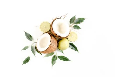 Creative pattern made of summer tropical fruits: coconut, lime and leaves ficus Foto stock
