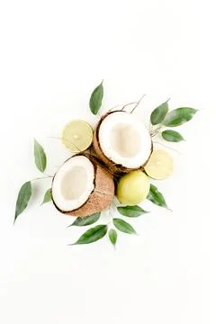 Creative pattern made of summer tropical fruits: coconut, lime and leaves ficus Foto stock