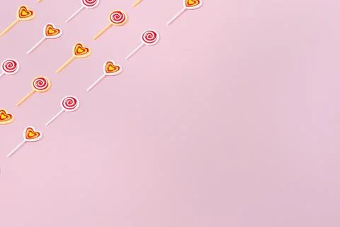 Creative pattern with round heart lollipops flat lay on pastel pink backgroun Foto stock