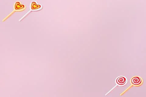 Creative pattern with round heart lollipops flat lay on pastel pink backgroun Foto stock