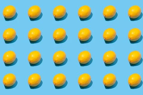 Creative pattern of yellow lemons on a blue background. 库存照片