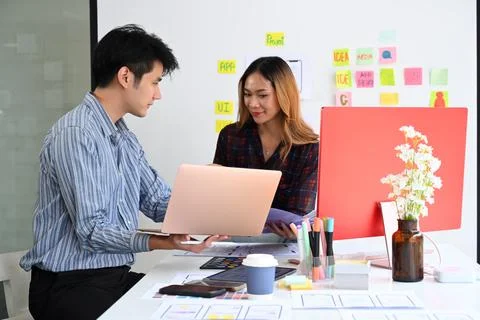 Creative people working on mobile application software design project together Stockfoto's