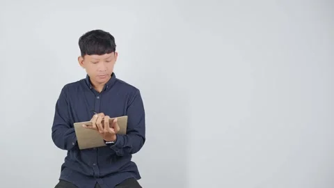 Creative Person Looking Up While Searching for Ideas Vídeo Stock 344830855
