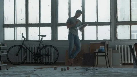 A creative person in a workshop is working on an idea. General shot. Vidéo 125613767