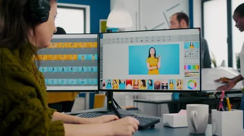 Creative photographer using digital retouching program 스톡 사진